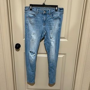 American Eagle super stretch jegging. Light wash, factory distressing.